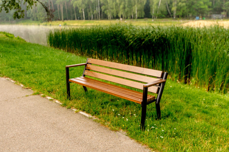 Ławki parkowe – więcej niż miejsca do siedzenia