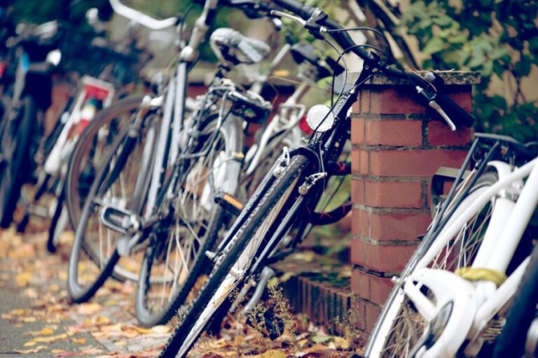 Bezpieczeństwo rowerzystów w centrum uwagi – jak projektować miejskie stojaki rowerowe?