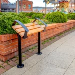 Przysiadek miejski z podłokietnikiem Skarabeusz