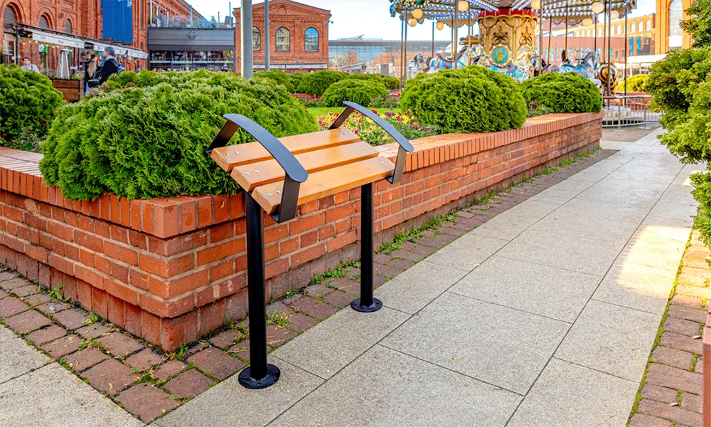 Przysiadek miejski z podłokietnikiem Skarabeusz