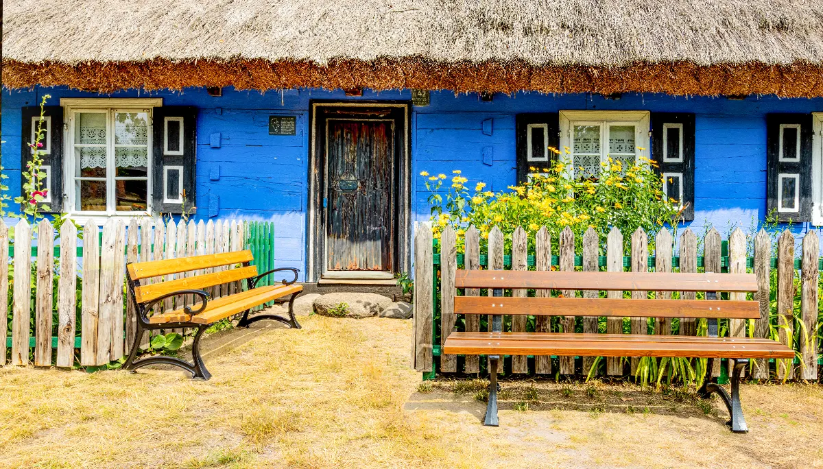 Drewno – kilka słów o obróbce podstawy naszych ławek parkowych