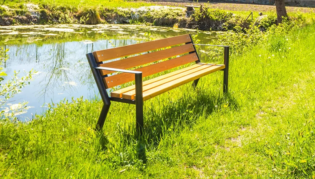 Wpływ słońca na ławki i meble ogrodowe