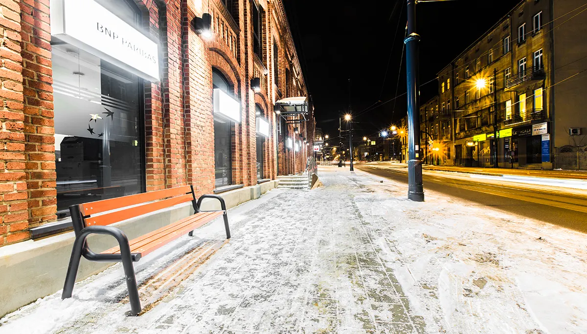 Deszcz i wiatr – czy niszczą ławki?