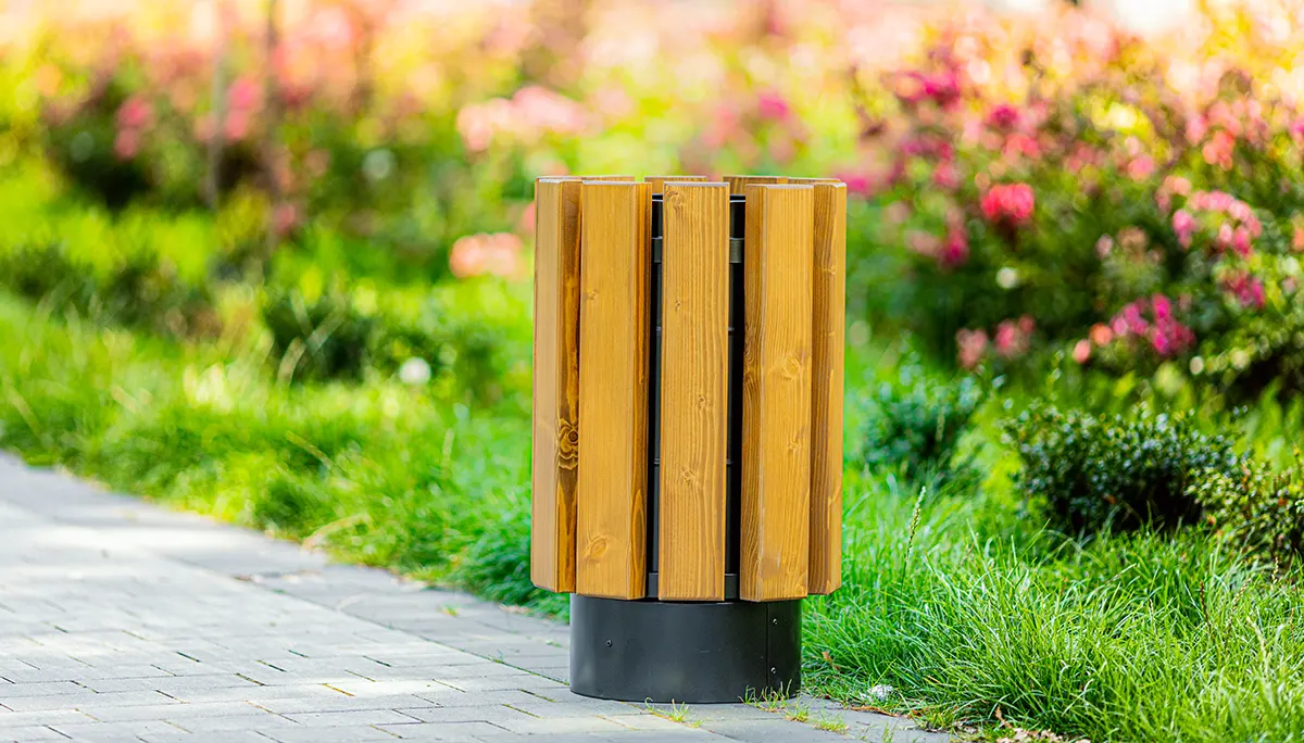 Kosze na śmieci – stały element małej architektury