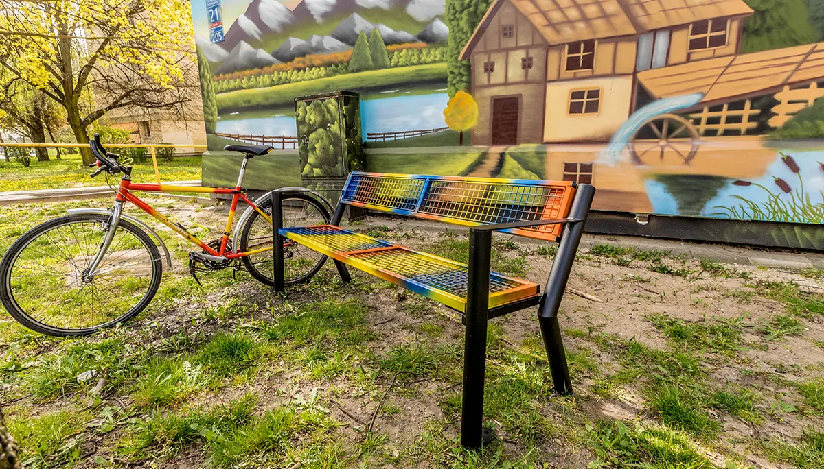 Bawmy się kolorami – nowe stalowe ławki