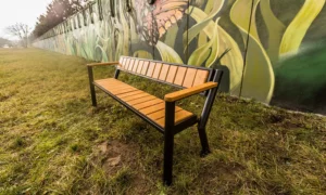 Ławka parkowa Gladiator Prestige z drewnianym podlokietnikiem