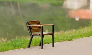 Krzesło parkowe Gladiator z podłokietnikiem drewnianym