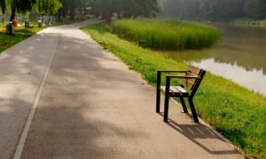 Krzesło parkowe Gladiator z podłokietnikiem drewnianym