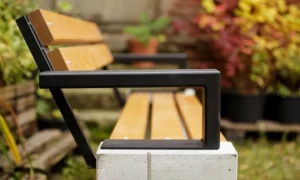 Ławka parkowa Roma z podłokietnikiem