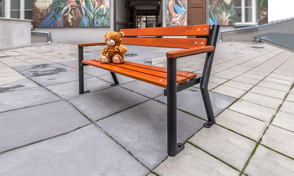 Ławka dla dzieci Śmiałek z podłokietnikiem drewnianym