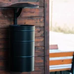 Kosz na śmieci Miejski z daszkiem na ścianę