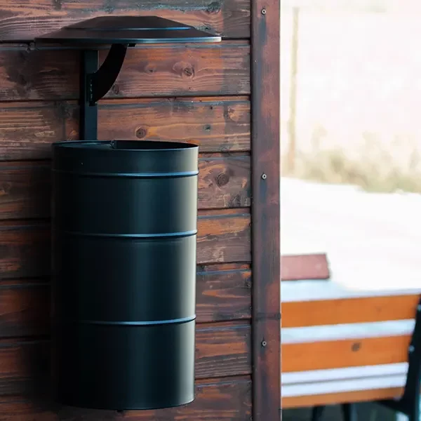 Kosz na śmieci Miejski z daszkiem na ścianę