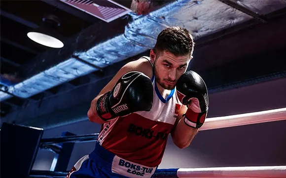 Aleksander Berezewski podczas treningu boksu