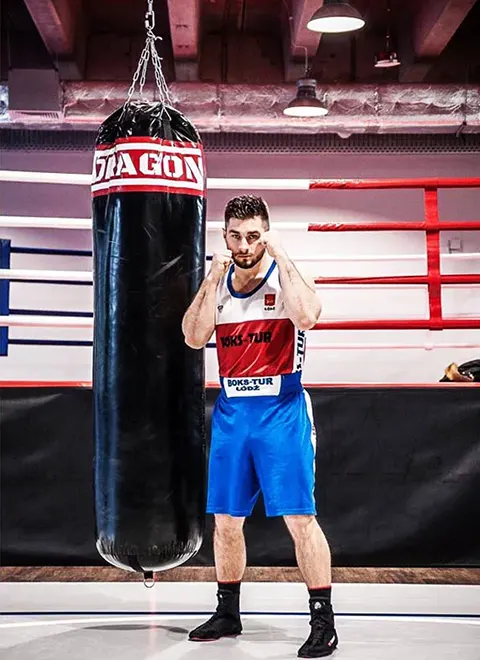 Aleksander Berezewski przy worku treningowym