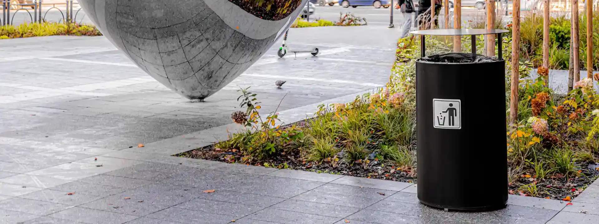 Kosz na śmieci w mieście