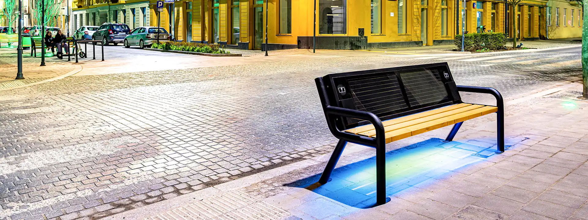 Ławka solarna z drewnianym siedziskiem
