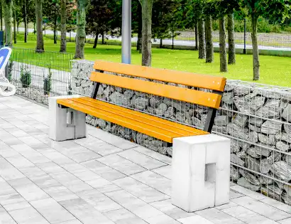 Ławka betonowa w mieście