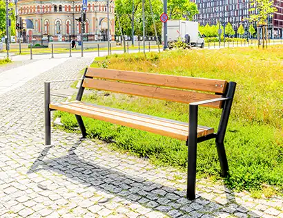 drewniana ławka parkowa