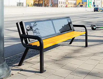 ławka parkowa w mieście z panelami słonecznymi