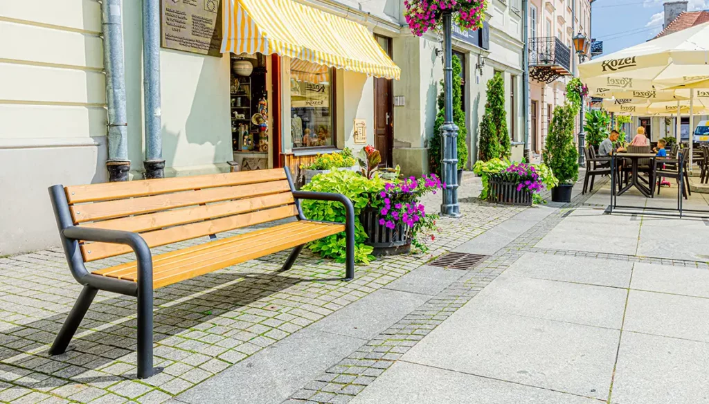 Ławka w przestrzeni publicznej