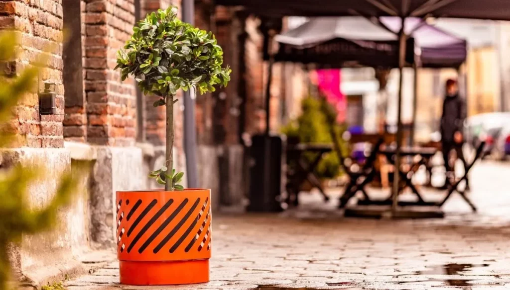 Donica miejska na chodniku