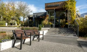 Ławka Agora z miejscem na wózek inwalidzki