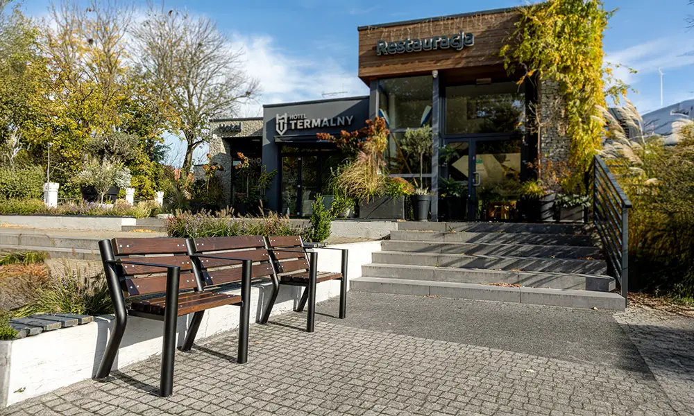 Ławka Agora z miejscem na wózek inwalidzki