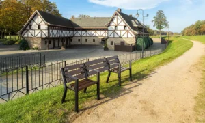 Ławka Agora z miejscem na wózek inwalidzki